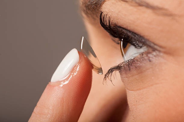 Femme mettant une lentille de contact